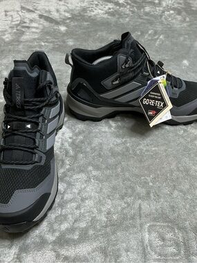 adidas Terrex Skychaser Gore-tex Mid Top Hiking boots Shoes Women’s size 8.5